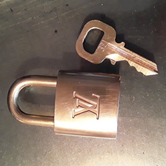 Auth LOUIS VUITTON #321 Lock & Key, Brass - Picture 12 of 17